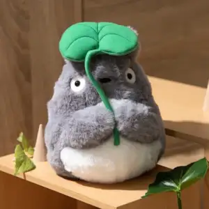 Peluche : Totoro gris avec feuille verte